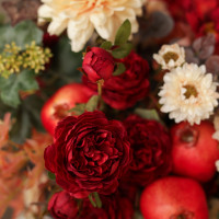 Композиция из искусственных цветов с розами, гладиолусами и хризантемами