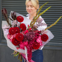 Букет бордо с винными георгинами