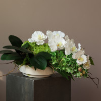 Композиция горизонтальная с белой орхидеей и декоративной зеленью