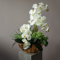 Композиция с белыми орхидеями и гортензией в дизайнерском кашпо