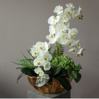 Композиция с белыми орхидеями и гортензией в дизайнерском кашпо