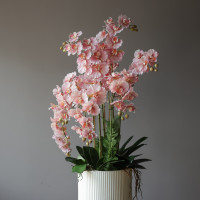 Напольное кашпо с розовыми орхидеями и зеленью высотой 130 см