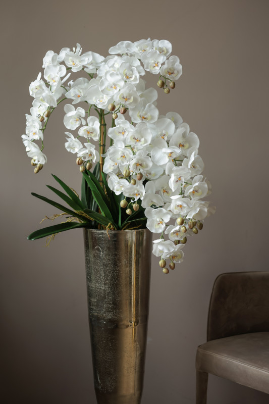 Стильная белая орхидея в высокой напольной вазе (металл) премиум высотой 150см