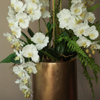 Напольная композиция с белыми орхидеями в высоком кашпо h130см