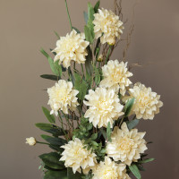 Композиция с молочными георгинами в дизайнерской вазе