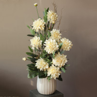 Композиция с молочными георгинами в дизайнерской вазе