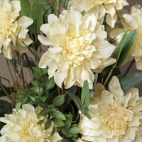 Композиция с молочными георгинами в дизайнерской вазе