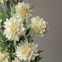 Композиция с молочными георгинами в дизайнерской вазе