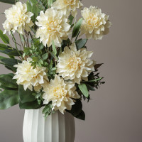 Композиция с молочными георгинами в дизайнерской вазе