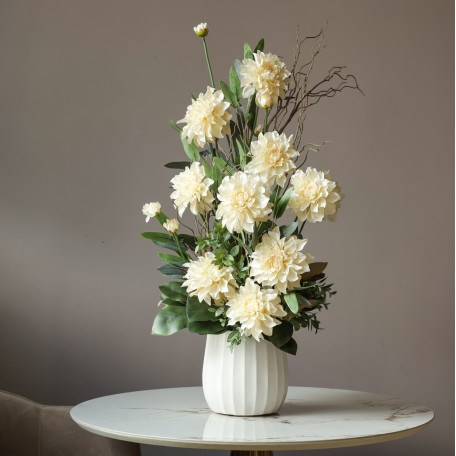 Композиция с молочными георгинами в дизайнерской вазе