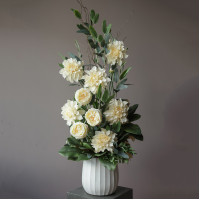 Композиция с молочными георгинами и пионовидными розами в дизайнерской вазе