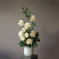 Композиция с молочными георгинами и пионовидными розами в дизайнерской вазе