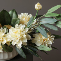 Композиция горизонтальная с молочными георгинами в дизайнерском кашпо