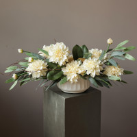 Композиция горизонтальная с молочными георгинами в дизайнерском кашпо