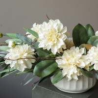 Композиция горизонтальная с молочными георгинами в дизайнерском кашпо