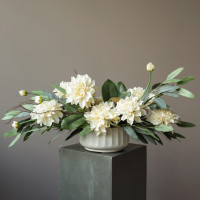 Композиция горизонтальная с молочными георгинами в дизайнерском кашпо