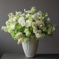 Пемиум букет с георгинами и зеленой гортензией в высокой вазе