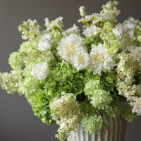 Пемиум букет с георгинами и зеленой гортензией в высокой вазе