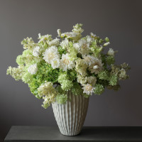 Пемиум букет с георгинами и зеленой гортензией в высокой вазе