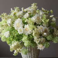 Пемиум букет с георгинами и зеленой гортензией в высокой вазе