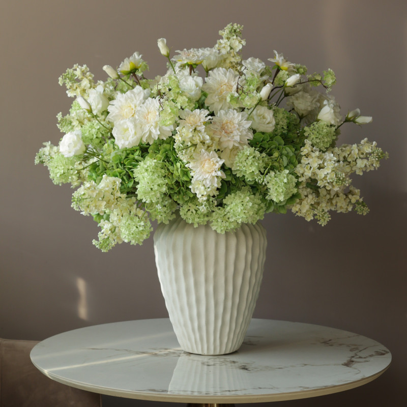 Пемиум букет с георгинами и зеленой гортензией в высокой вазе