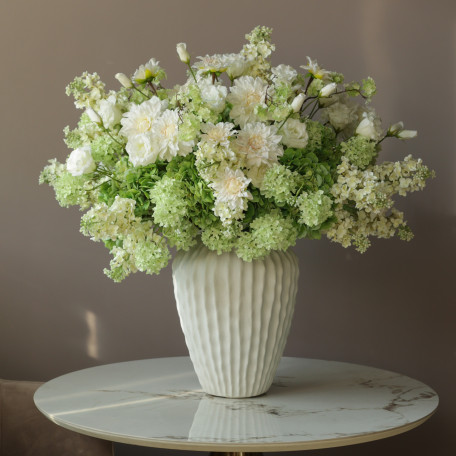 Пемиум букет с георгинами и зеленой гортензией в высокой вазе