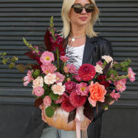 Яркая композиция в тыкве в розово-винной гамме