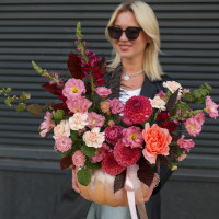 Яркая композиция в тыкве в розово-винной гамме