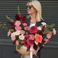 Яркая композиция в тыкве в розово-винной гамме