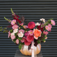 Яркая композиция в тыкве в розово-винной гамме