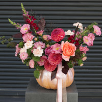 Яркая композиция в тыкве в розово-винной гамме