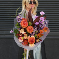 Букет с апельсиновыми георгинами и коричневой орхидеей