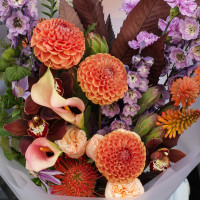 Букет с апельсиновыми георгинами и коричневой орхидеей