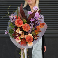 Букет с апельсиновыми георгинами и коричневой орхидеей