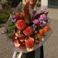 Букет с апельсиновыми георгинами и коричневой орхидеей