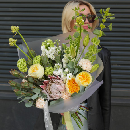 Букет с протеей и жёлтыми пионовидными розами