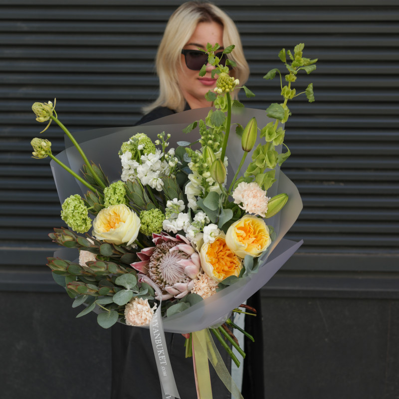 Букет с протеей и жёлтыми пионовидными розами