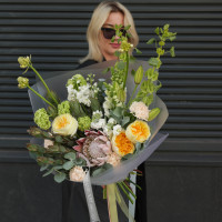 Букет с протеей и жёлтыми пионовидными розами