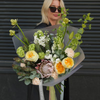 Букет с протеей и жёлтыми пионовидными розами