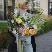 Букет с протеей и жёлтыми пионовидными розами