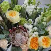 Букет с протеей и жёлтыми пионовидными розами