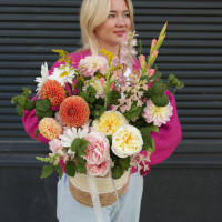 Корзина с оранжевыми георгинами и пионовидными розами