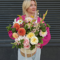 Корзина с оранжевыми георгинами и пионовидными розами