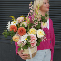 Корзина с оранжевыми георгинами и пионовидными розами