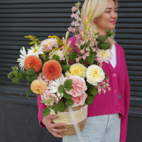 Корзина с оранжевыми георгинами и пионовидными розами