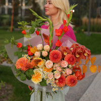Букет с апельсиновыми георгинами, гладиолусами и пионовидными розами