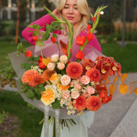 Букет с апельсиновыми георгинами, гладиолусами и пионовидными розами