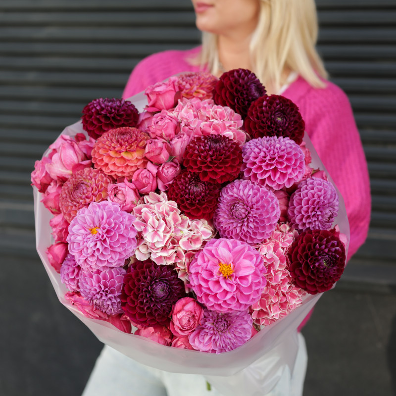 Круглый букет с винными, оранжевыми и розовыми георгинами