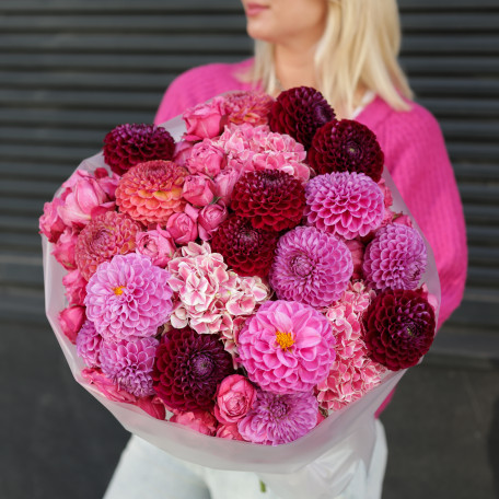 Круглый букет с винными, оранжевыми и розовыми георгинами