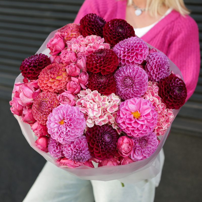 Круглый букет с винными, оранжевыми и розовыми георгинами